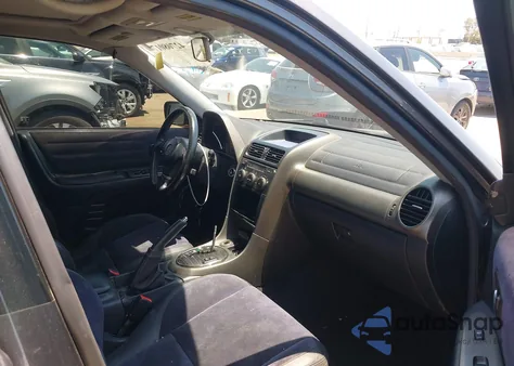 2001 Lexus Is 300 z USA, uszkodzony, nr VIN JTHBD182710019413